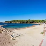 Climatisé Avec Jardin Et à 250m *